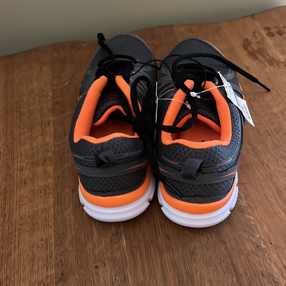 LA Gear shoes 111 - Picture 2 of 3